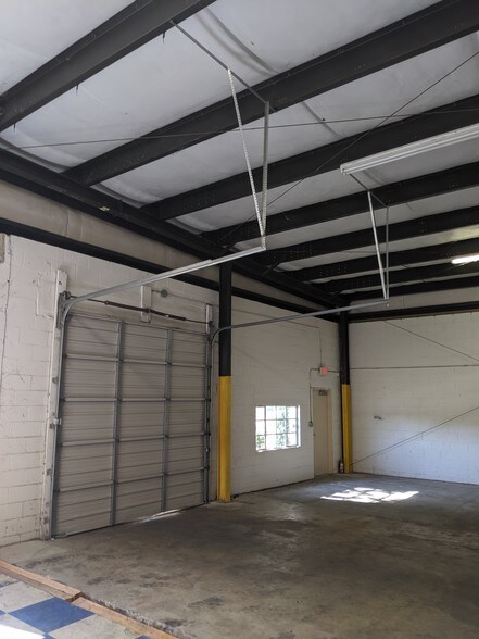 More Photos Of 650 Canion St, Austin Warehouse For Lease