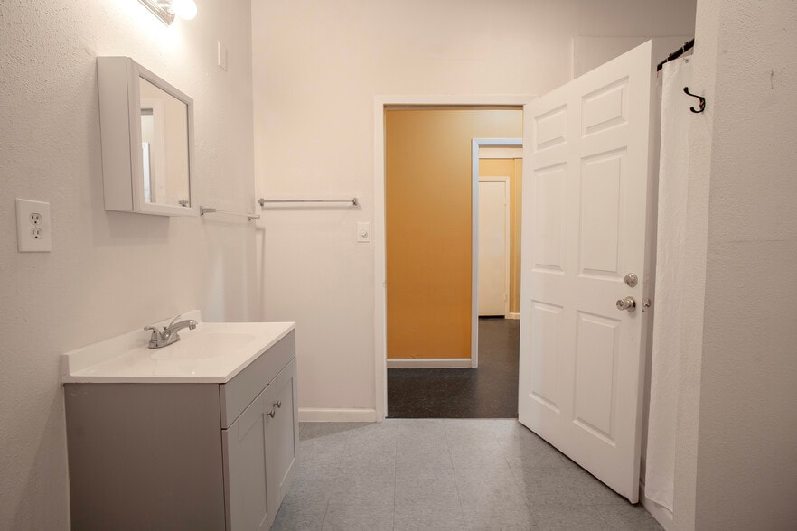 More Photos Of 910 Brenda St, Houston Warehouse For Sale