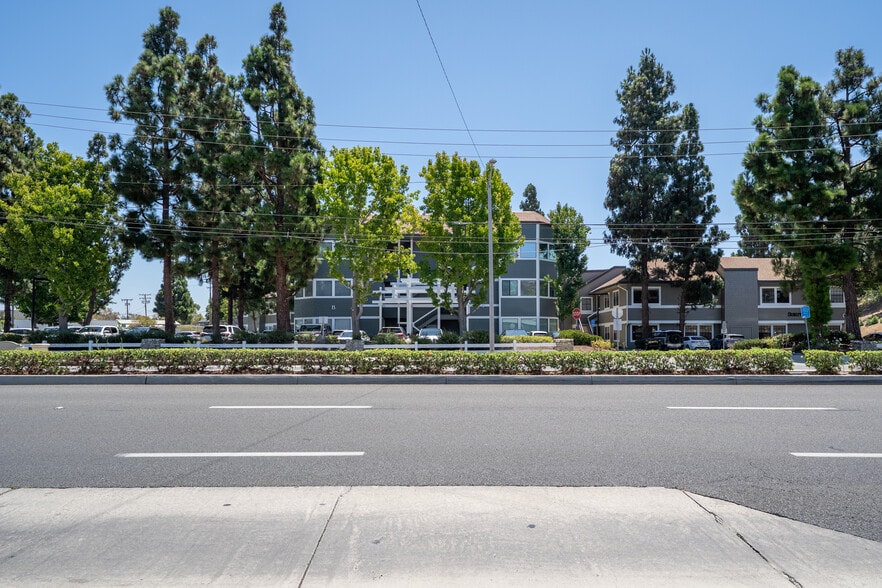 More Photos Of 2900 Bristol St, Costa Mesa Office For Sale