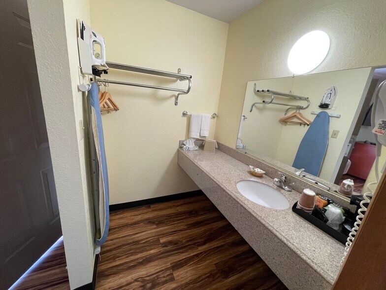 More Photos Of 14 N State St, Iola Hotel For Sale