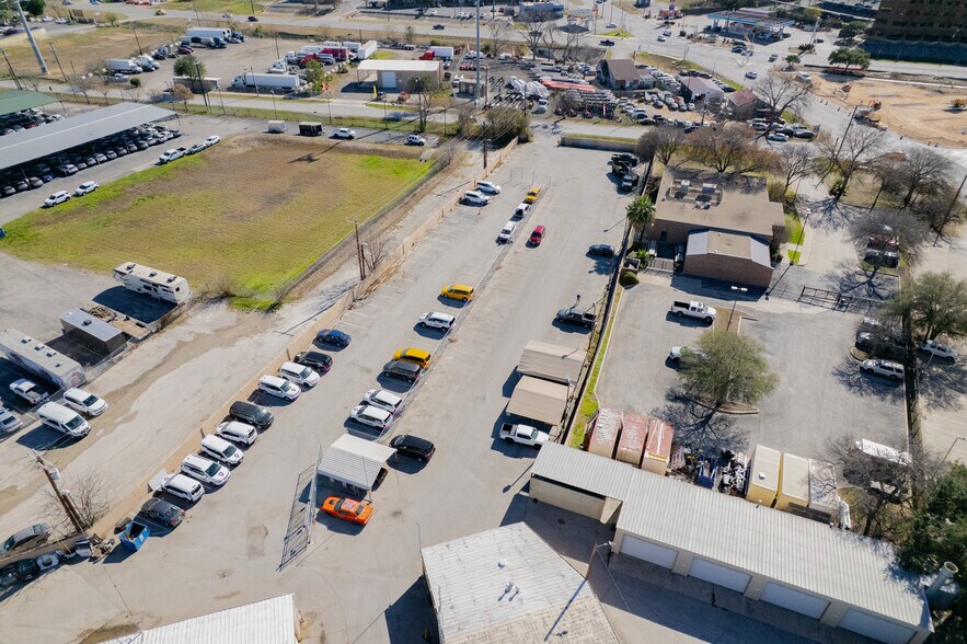 More Photos Of 9600 N I-35, San Antonio Showroom For Lease