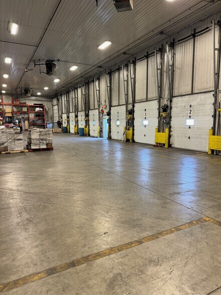 More Photos Of 1390 Boul Lionel-Boulet, Varennes Truck Terminal For Lease