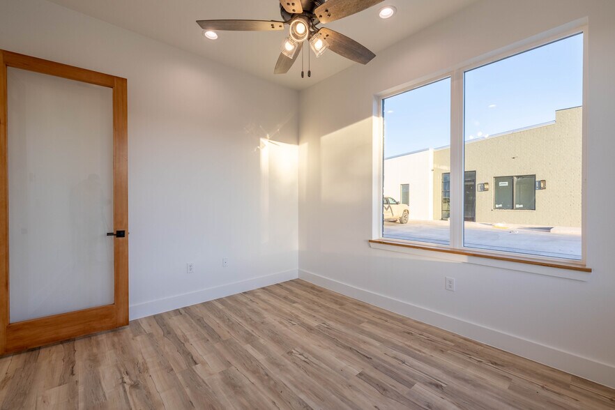 More Photos Of 8343 Upland Ave, Lubbock Office For Sale