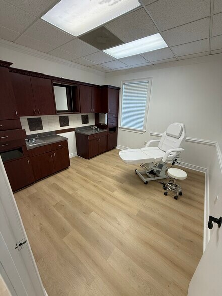 More Photos Of 2711-2713 Maguire Rd, Ocoee Medical For Lease
