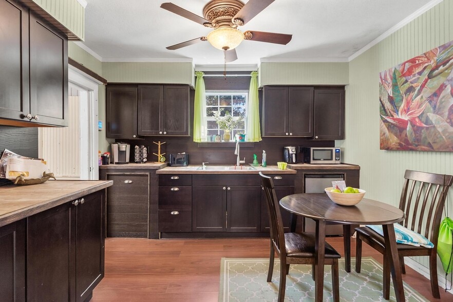 More Photos Of 1024 W Main St, Leesburg Storefront Retail Residential For Sale