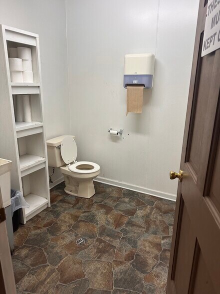 More Photos Of 5055 Edgefield Rd, Trenton Warehouse For Lease