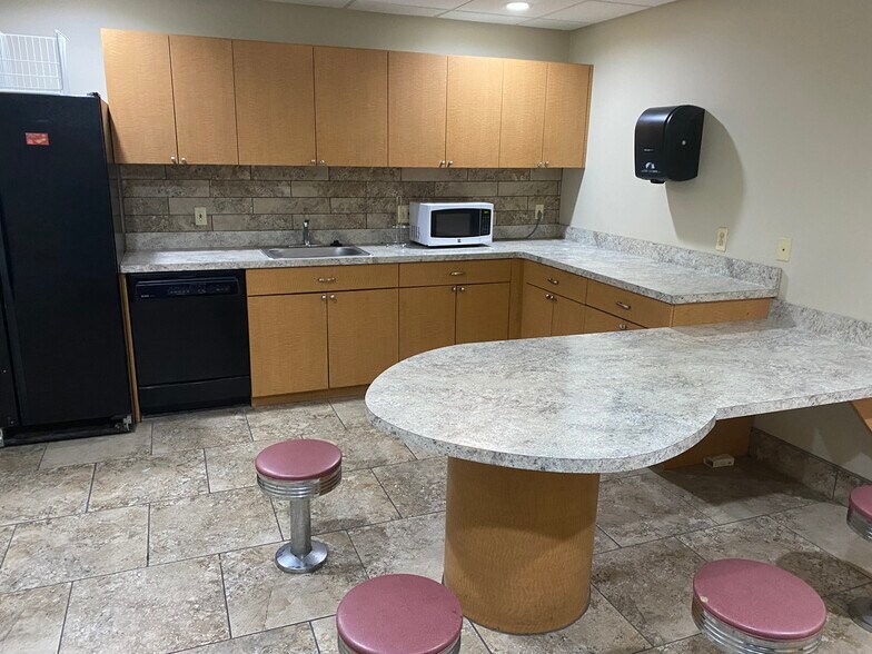 More Photos Of 3250 Franklin St, Detroit Office For Lease