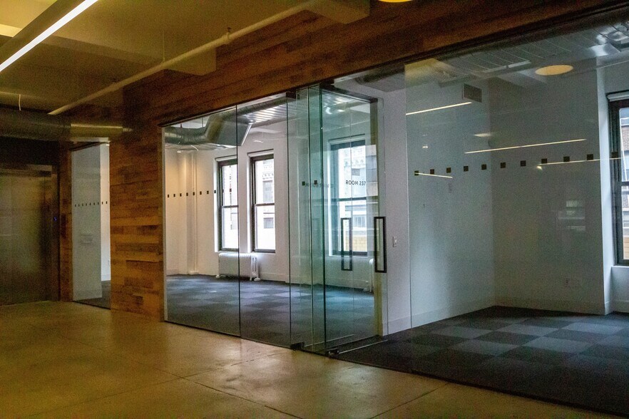 More Photos Of 256 W 38th St, New York Loft Creative Space For Sale
