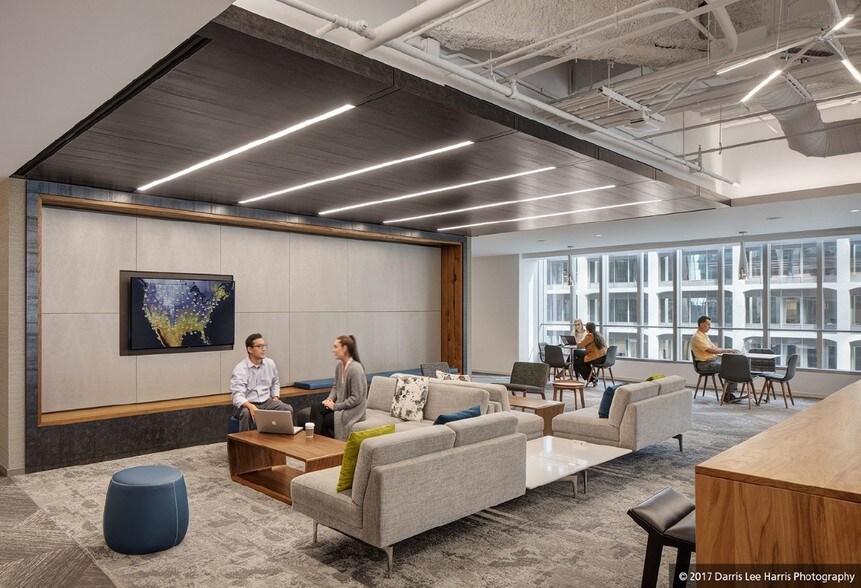 More Photos Of 111 S Wacker Dr, Chicago Office For Sale