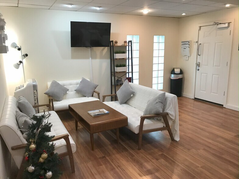 More Photos Of 3131 Cahuenga Blvd W, Los Angeles Office For Sale