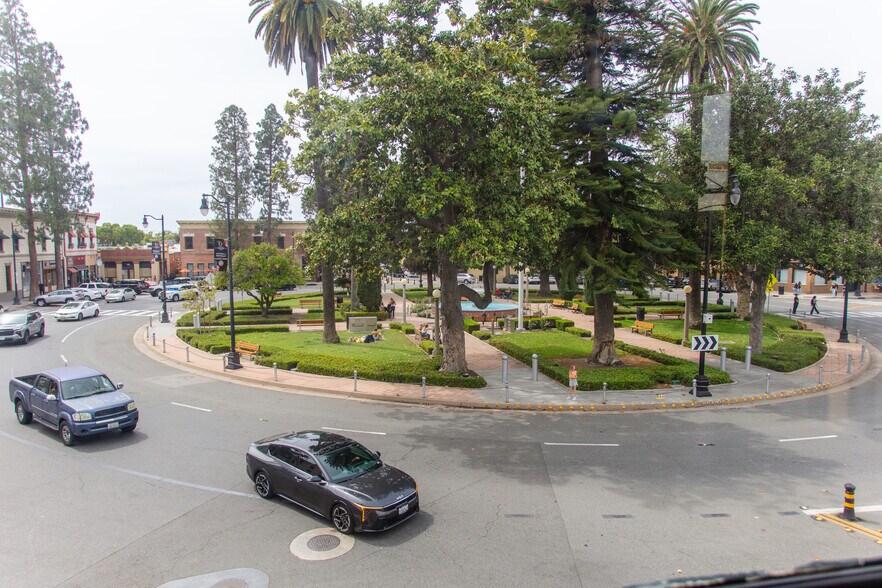 More Photos Of 10 Plaza Sq, Orange Storefront Retail Office For Lease