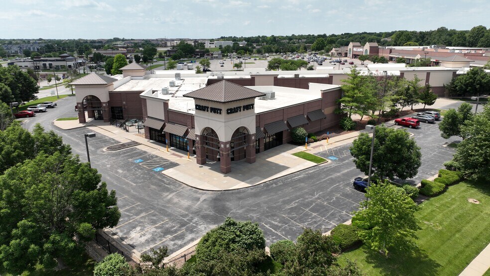 More Photos Of 11440-11552 W 135th St, Overland Park General Retail For Lease