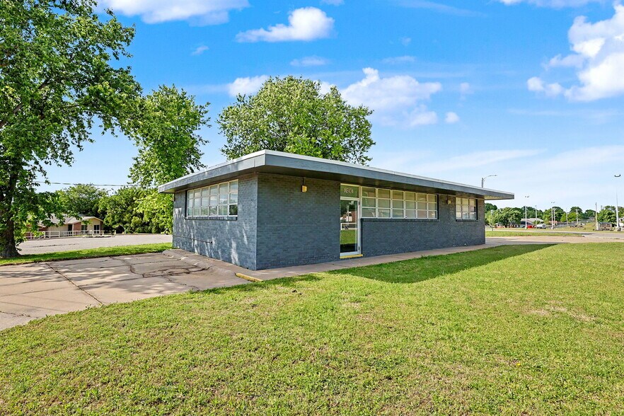 More Photos Of 1601 N State St, Augusta Office For Sale