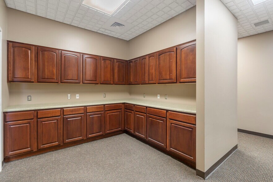 More Photos Of 909 E Republic Rd, Springfield Office For Lease