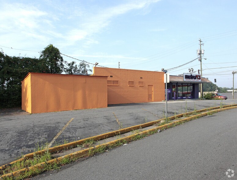 More Photos Of 707 SW Sandtown Rd, Marietta Freestanding For Lease