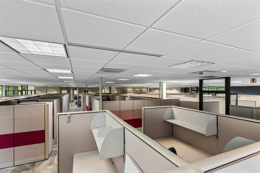 More Photos Of 1088 Springhurst Dr, Green Bay Office For Lease