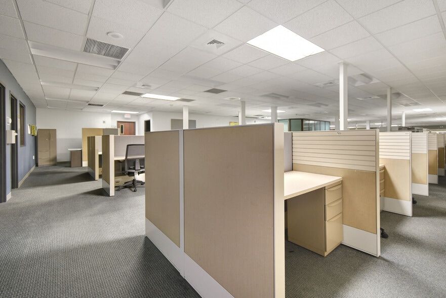 More Photos Of 9512 Sunbeam Center Dr, Jacksonville Office For Lease