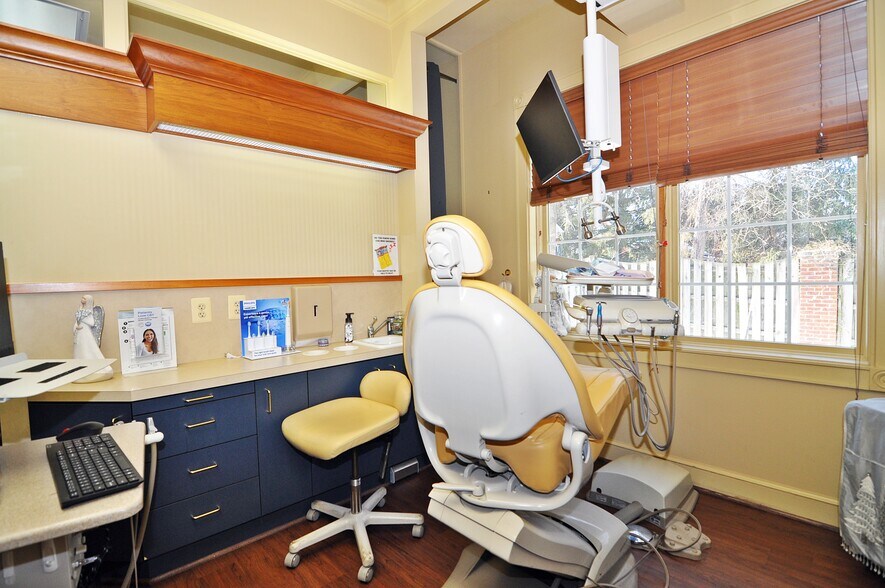 More Photos Of 10614 Warwick Ave, Fairfax Office For Lease