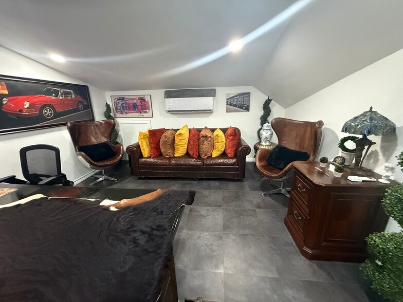 More Photos Of 1308 N Frazier St, Conroe Service For Sale