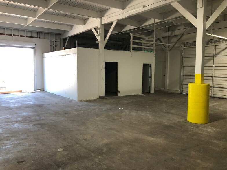 More Photos Of 10400 N Burgard Way, Portland Warehouse For Lease