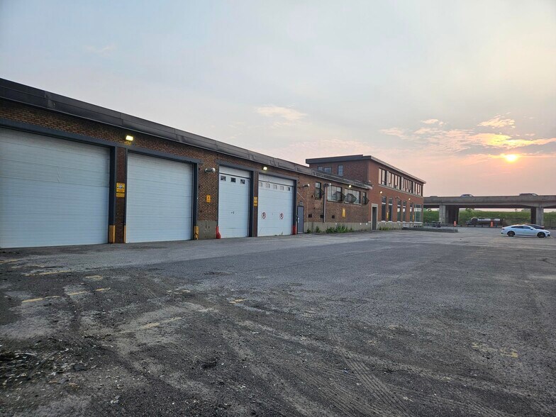 More Photos Of 4360 Ch de la Côte-de-Liesse, Mt Royal Showroom For Sale