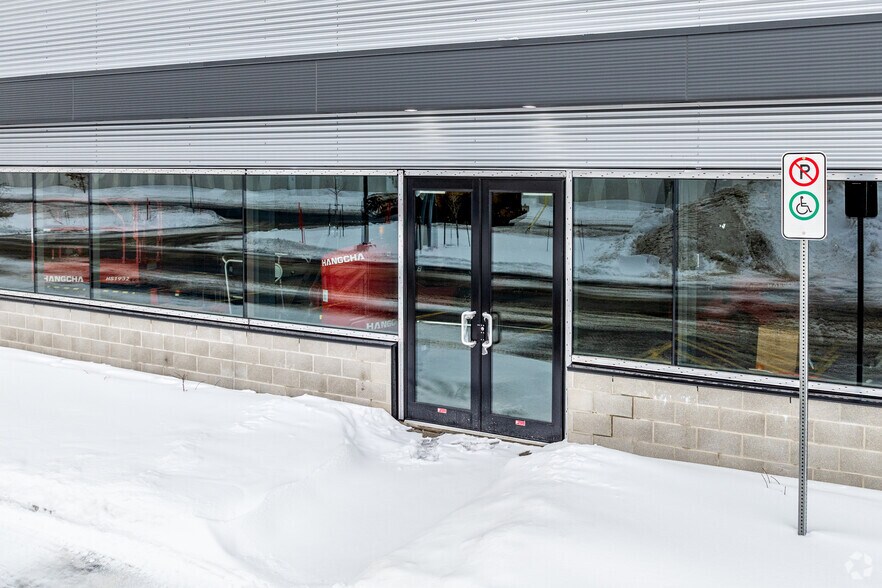 More Photos Of 3801-3825 Rue F.-X.-Tessier, Vaudreuil-dorion Distribution For Lease