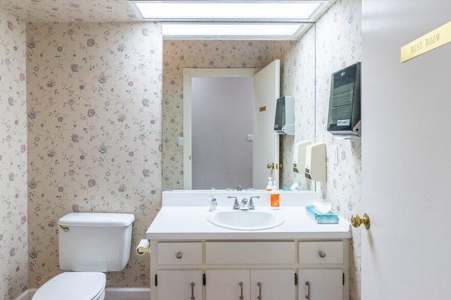 More Photos Of 1421 Ross Dr, Dalton Office For Sale