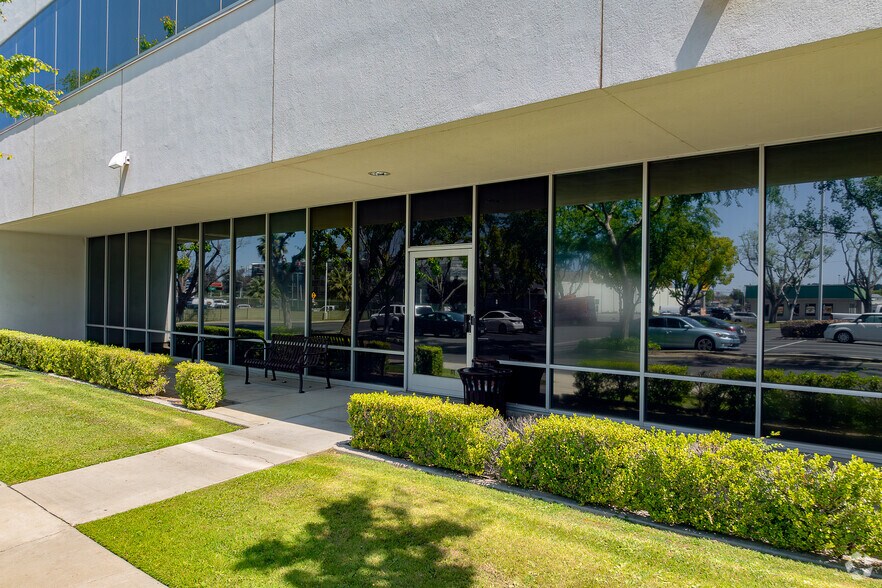 More Photos Of 1800 30th St, Bakersfield Office For Lease