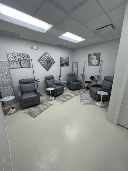 More Photos Of 185-205 Froehlich Farm Blvd, Woodbury Medical For Lease