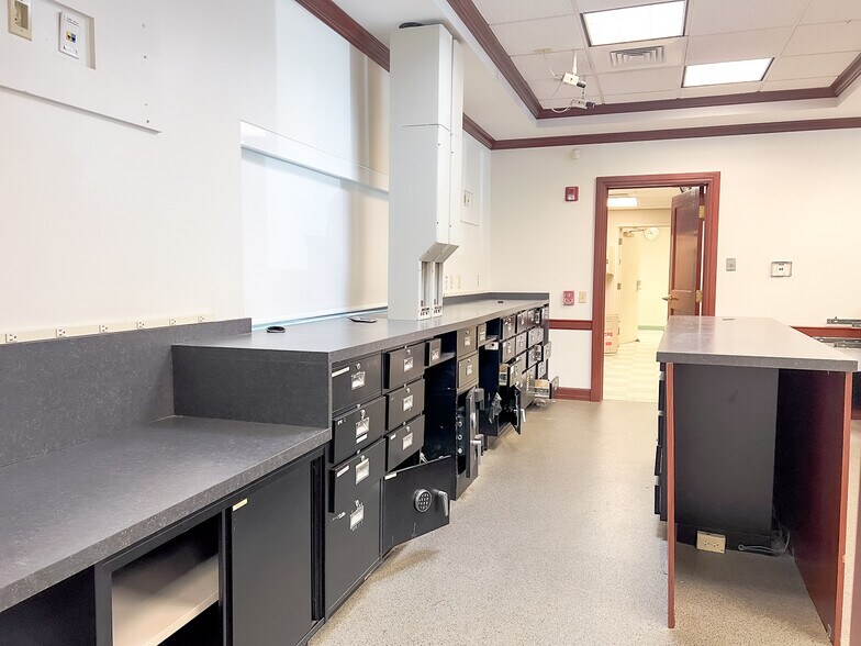 More Photos Of 3060 Industry Dr, Lancaster Specialty For Lease