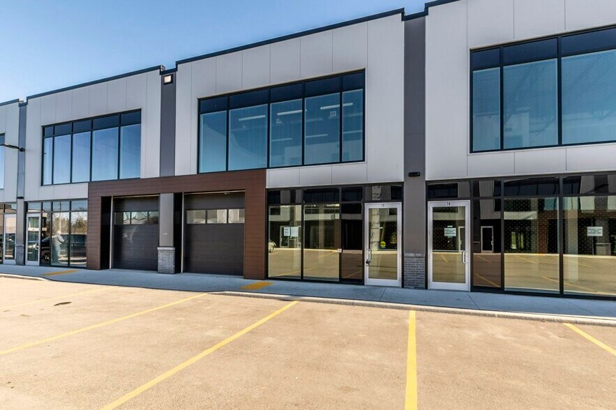 More Photos Of 587 Hanlon Creek Blvd, Guelph Showroom For Lease