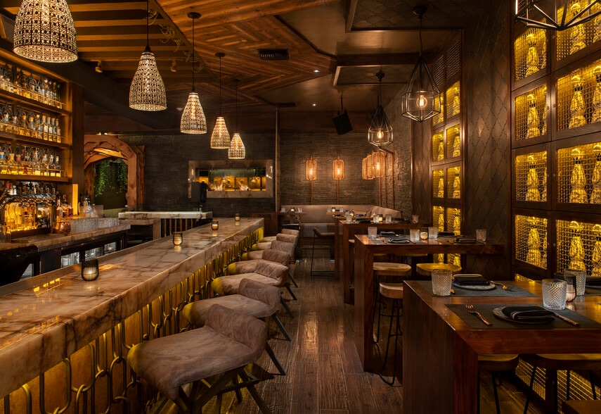 More Photos Of 8450 W 3rd St, Los Angeles Bar For Lease