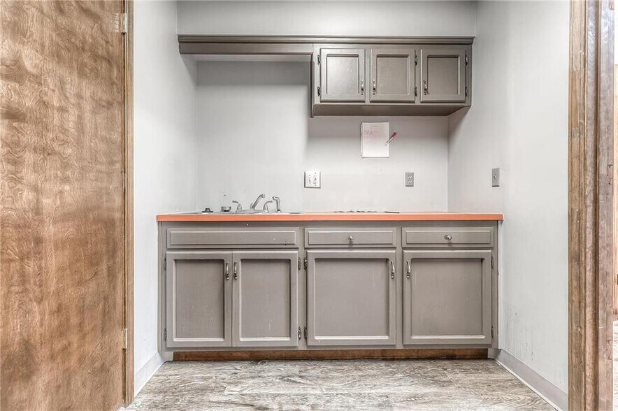 More Photos Of 4 W Monroe St, Buckner Office For Sale