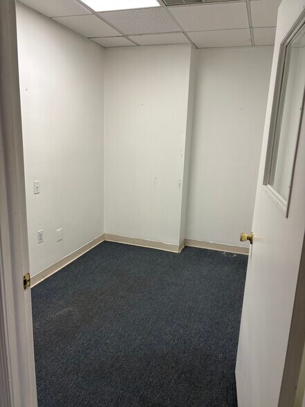 More Photos Of 100 E Broad St, Palmyra Storefront Retail Residential For Lease