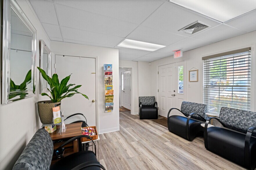 More Photos Of 9668-9683 Main St, Fairfax Medical For Lease