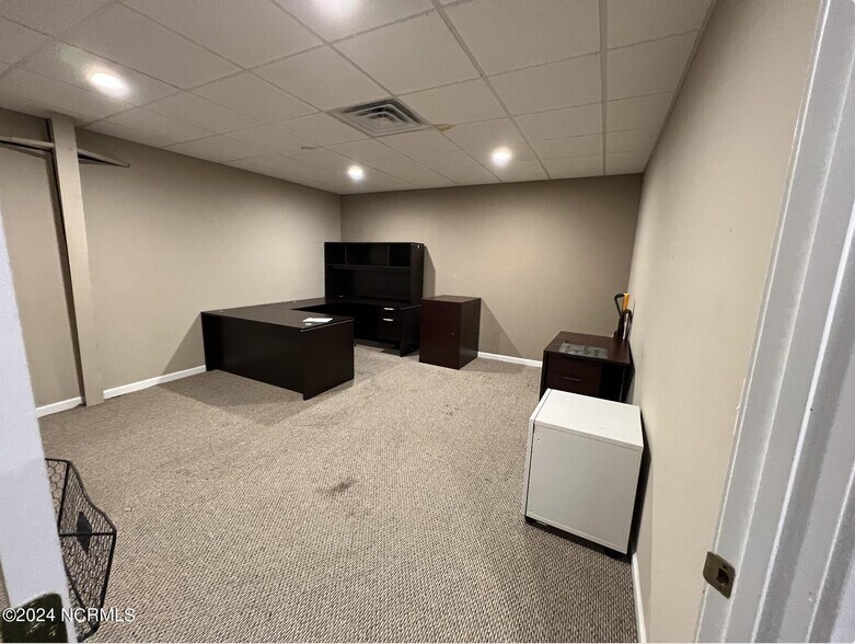 More Photos Of 709 1/2 Southwest Blvd, Clinton Warehouse For Lease