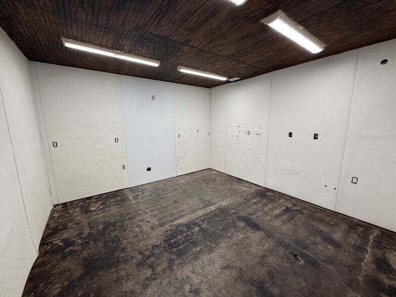 More Photos Of 217 W Main St, Tishomingo Storefront Retail Office For Lease