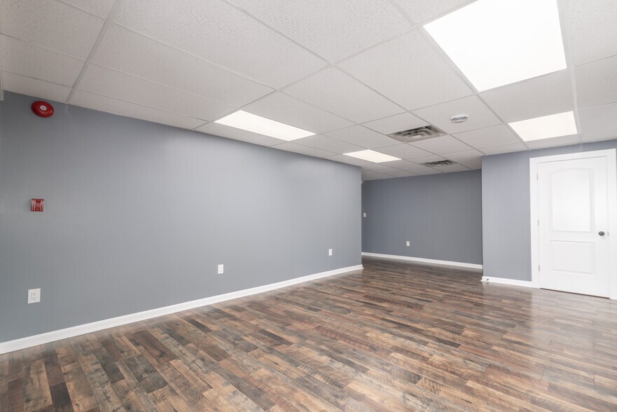 More Photos Of 238 Moon Clinton Rd, Coraopolis General Retail For Lease