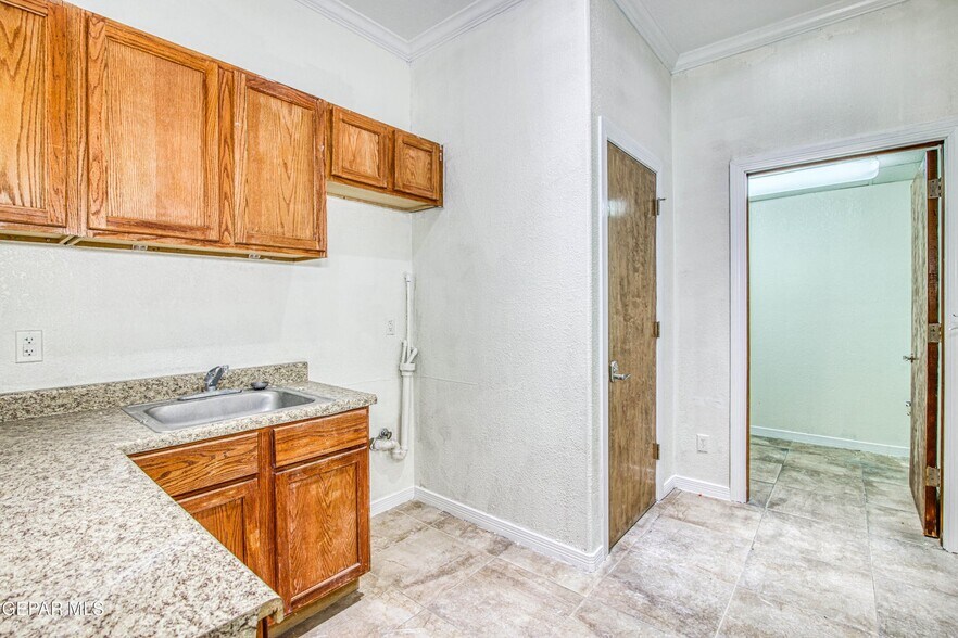 More Photos Of 550 S Mesa Hills Dr, El Paso Medical For Lease