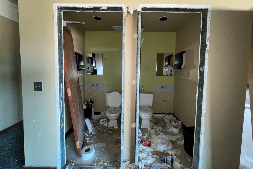 More Photos Of 3200 E Memorial Rd, Edmond Medical For Sale