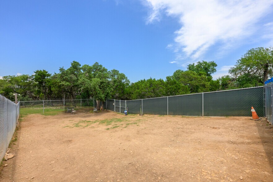 More Photos Of 1410 Live Oak Rd, Leander Showroom For Sale