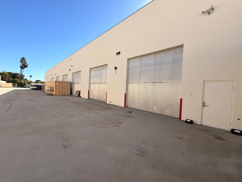More Photos Of 8100 Deering Ave, Canoga Park Distribution For Lease