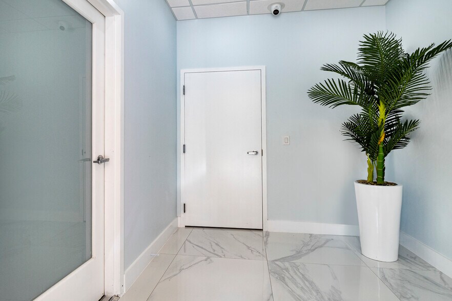 More Photos Of 6141 Sunset Dr, South Miami Medical For Lease