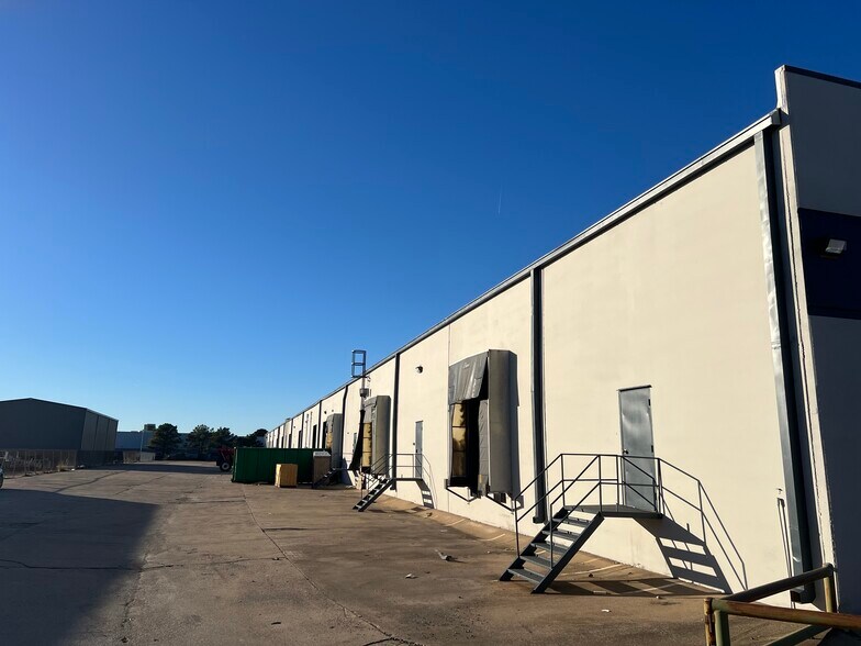 More Photos Of 2500-2536 NE Loop 820, Fort Worth Distribution For Lease