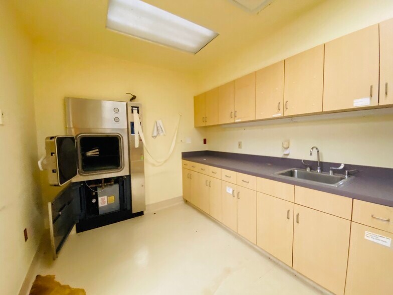 More Photos Of 404 Hall of Fame Dr, Lake City Medical For Lease