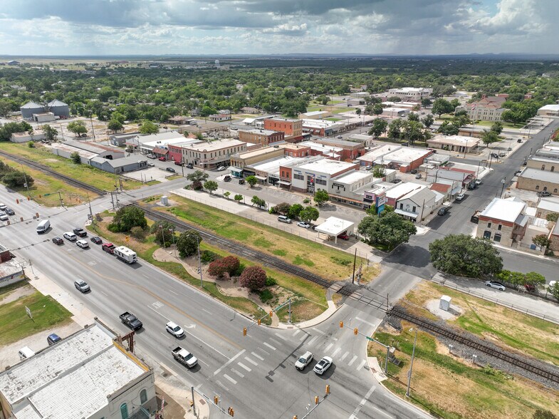 More Photos Of 1118 18th St, Hondo Storefront For Sale
