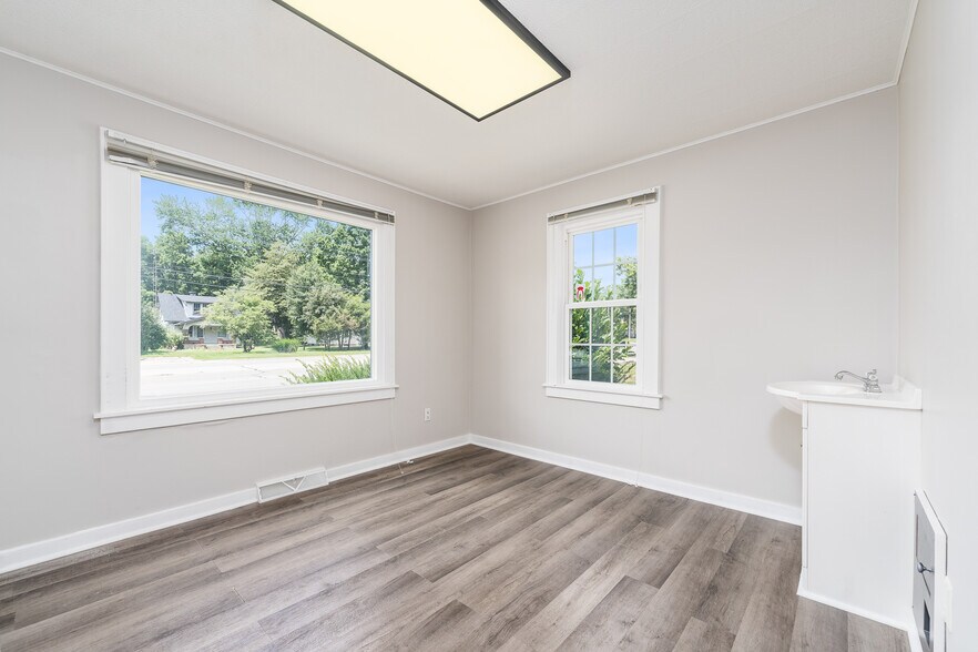 More Photos Of 1607 Chester Blvd, Richmond Office For Sale