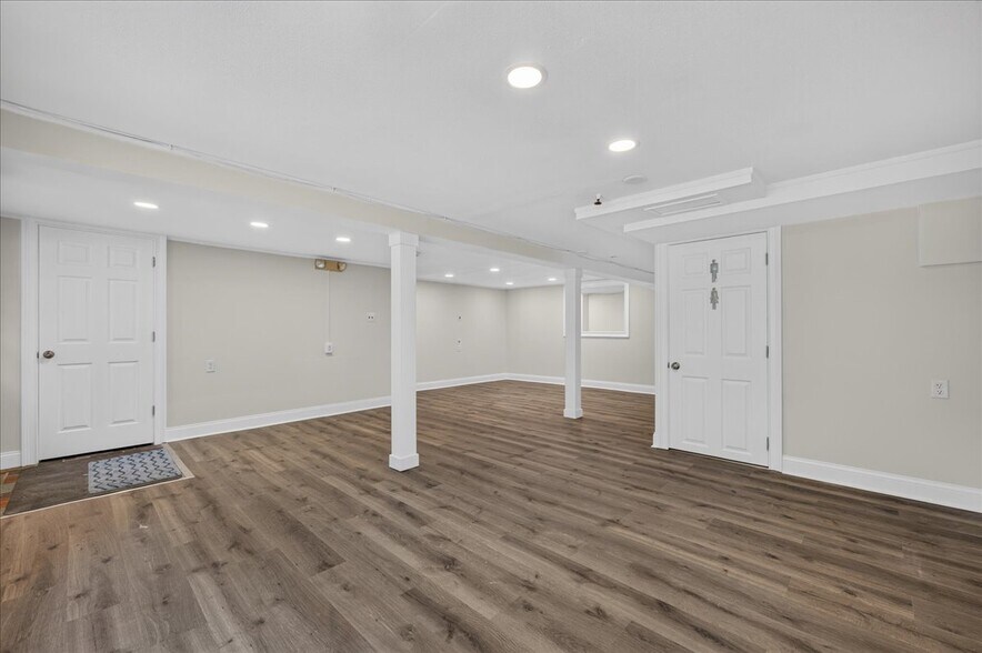 More Photos Of 25 Chesterfield Rd, East Lyme Office For Sale