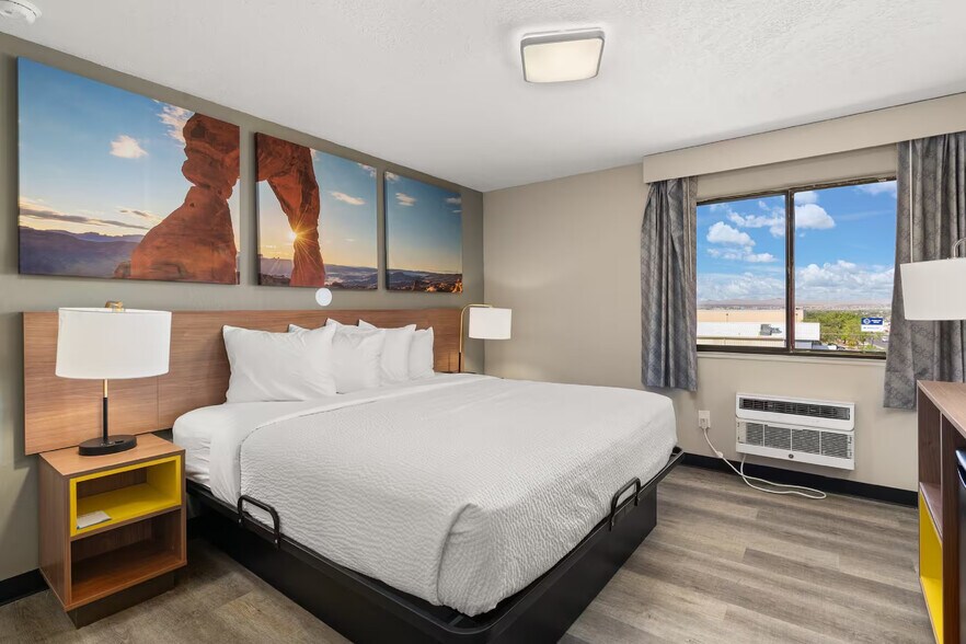 More Photos Of 1520 Candelaria Rd NE, Albuquerque Hotel For Sale
