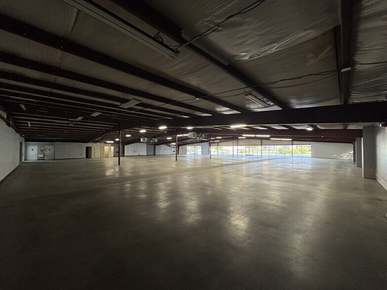 More Photos Of 5744 Market St, Wilmington Freestanding For Lease